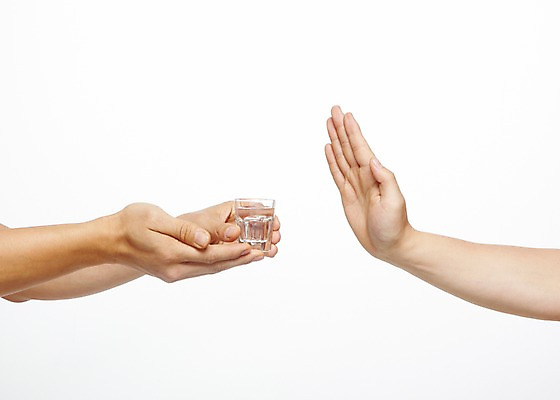 포토 JPG 스튜디오촬영 손 캠페인 포즈 술잔 모션 잔 한잔 실내 건강 손바닥 들기 사람 손짓 두명 신체부위 건강관리 알코올 거절 알림 소주 금주 소주잔 국내포토 1 식기 컨셉 주류 관리 내부 파일형식