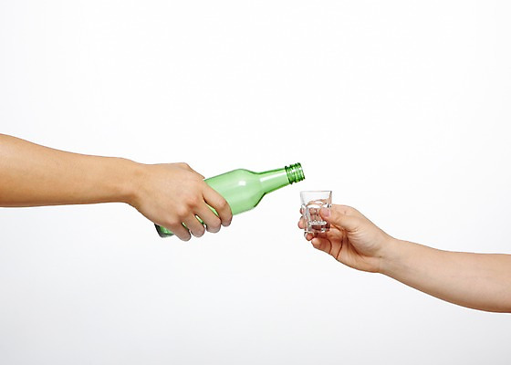 포토 JPG 스튜디오촬영 캠페인 포즈 술잔 모션 술병 잔 한잔 실내 건강 손바닥 들기 사람 손짓 두명 신체부위 건강관리 알코올 붓기 병 알림 소주 소주병 금주 소주잔 국내포토 1 식기 손 병_용기 주류 관리 내부 파일형식