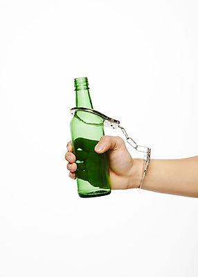 포토 JPG 스튜디오촬영 캠페인 포즈 모션 술병 실내 건강 한명 들기 사람 손짓 신체부위 건강관리 알코올 병 수갑 알림 소주 소주병 금주 국내포토 1 식기 병_용기 주류 관리 내부 파일형식