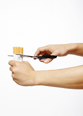 포토 JPG 스튜디오촬영 손 캠페인 가위 담배 실내 건강 한명 들기 사람 신체부위 건강관리 사무용품 선택 결심 자르기 알림 금연 기호식품 국내포토 1 음식 컨셉 모션 문구용품 관리 내부 사회이슈 파일형식