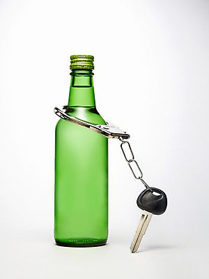 포토 JPG 스튜디오촬영 캠페인 열쇠 술병 실내 건강 사람없음 건강관리 알코올 병 수갑 알림 소주 소주병 금주 음주운전 자동차열쇠 국내포토 식기 병_용기 주류 관리 내부 운전 범죄 파일형식