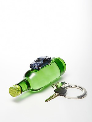 포토 JPG 스튜디오촬영 캠페인 자동차 열쇠 술병 실내 건강 사람없음 건강관리 미니어처 알코올 병 수갑 알림 소주 소주병 금주 음주운전 자동차열쇠 미니카 국내포토 식기 육상교통 병_용기 주류 관리 내부 모형 운전 범죄 파일형식