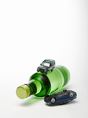 포토 JPG 스튜디오촬영 캠페인 자동차 술병 실내 건강 사람없음 건강관리 미니어처 알코올 떨어짐 병 교통사고 알림 소주 소주병 금주 음주운전 미니카 국내포토 식기 육상교통 컨셉 병_용기 주류 관리 내부 모형 운전 범죄 사건 파일형식