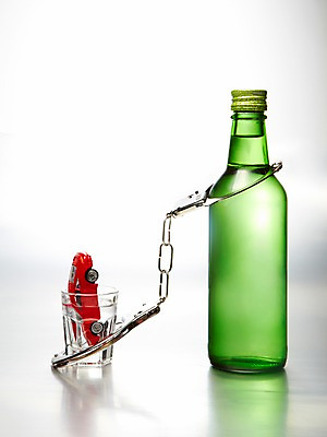포토 JPG 스튜디오촬영 캠페인 술잔 자동차 술병 실내 건강 사람없음 건강관리 미니어처 알코올 병 교통사고 수갑 알림 소주 빠짐 소주병 금주 음주운전 미니카 국내포토 식기 육상교통 병_용기 잔 주류 관리 내부 모형 운전 범죄 사건 파일형식