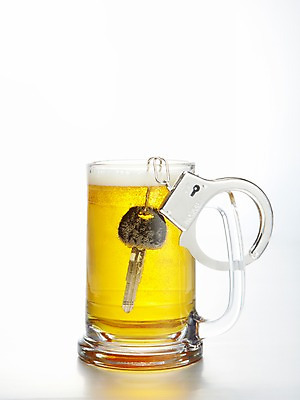 포토 JPG 스튜디오촬영 캠페인 술잔 열쇠 잔 맥주 실내 건강 사람없음 건강관리 거품 알코올 교통사고 수갑 알림 맥주잔 빠짐 금주 음주운전 자동차열쇠 국내포토 식기 주류 관리 내부 운전 범죄 사건 파일형식