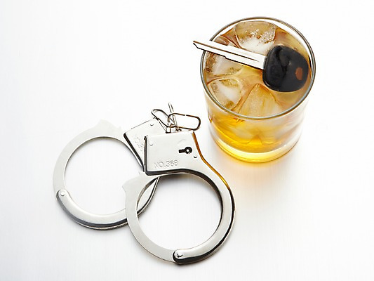 포토 JPG 스튜디오촬영 캠페인 술잔 열쇠 술병 잔 실내 건강 사람없음 건강관리 얼음 거품 알코올 교통사고 수갑 알림 양주 빠짐 양주잔 금주 음주운전 자동차열쇠 국내포토 자연요소 식기 병_용기 주류 관리 내부 운전 범죄 사건 파일형식