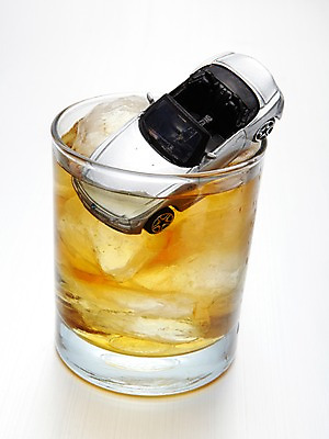 포토 JPG 스튜디오촬영 캠페인 술잔 자동차 술병 잔 실내 건강 사람없음 건강관리 얼음 미니어처 알코올 교통사고 알림 양주 빠짐 양주잔 금주 음주운전 국내포토 자연요소 식기 육상교통 병_용기 주류 관리 내부 모형 운전 범죄 사건 파일형식