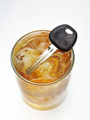 포토 JPG 스튜디오촬영 캠페인 술잔 열쇠 술병 잔 실내 건강 사람없음 건강관리 얼음 거품 알코올 교통사고 알림 양주 빠짐 양주잔 금주 음주운전 자동차열쇠 국내포토 자연요소 식기 병_용기 주류 관리 내부 운전 범죄 사건 파일형식