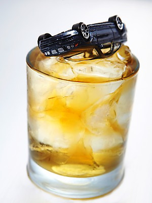 포토 JPG 스튜디오촬영 캠페인 술잔 자동차 술병 잔 실내 건강 사람없음 건강관리 얼음 미니어처 알코올 교통사고 알림 양주 빠짐 양주잔 금주 음주운전 국내포토 자연요소 식기 육상교통 병_용기 주류 관리 내부 모형 운전 범죄 사건 파일형식