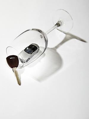 포토 JPG 스튜디오촬영 캠페인 와인잔 술잔 자동차 열쇠 잔 실내 건강 사람없음 건강관리 얼음 거품 미니어처 교통사고 알림 빠짐 금주 음주운전 자동차열쇠 국내포토 자연요소 식기 육상교통 관리 내부 모형 운전 범죄 사건 파일형식