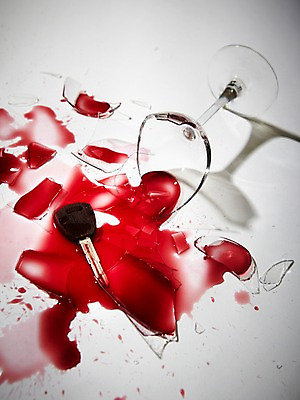 포토 JPG 스튜디오촬영 캠페인 조각 와인잔 술잔 잔 실내 건강 사람없음 건강관리 와인 손상 혈액 교통사고 알림 쏟아짐 금주 음주운전 자동차열쇠 유리조각 국내포토 식기 컨셉 모션 열쇠 주류 관리 내부 운전 범죄 사건 파일형식