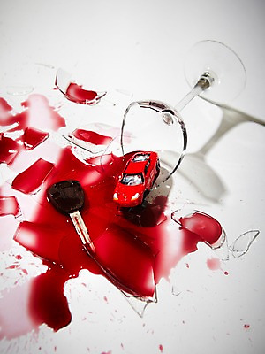 포토 JPG 스튜디오촬영 캠페인 조각 와인잔 술잔 열쇠 잔 실내 건강 사람없음 건강관리 와인 거품 손상 미니어처 혈액 교통사고 알림 쏟아짐 금주 음주운전 자동차열쇠 유리조각 국내포토 식기 컨셉 모션 주류 관리 내부 모형 운전 범죄 사건 파일형식