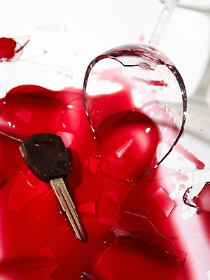 포토 JPG 스튜디오촬영 캠페인 조각 와인잔 술잔 잔 실내 건강 근접촬영 사람없음 건강관리 와인 손상 혈액 교통사고 알림 쏟아짐 금주 음주운전 자동차열쇠 유리조각 국내포토 식기 뷰포인트 컨셉 모션 열쇠 주류 관리 내부 운전 범죄 사건 파일형식