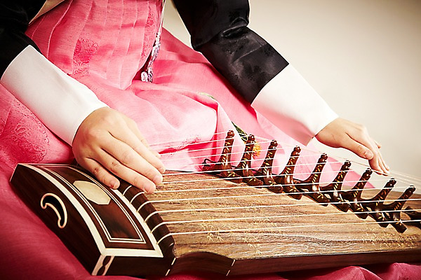 포토 JPG 스튜디오촬영 한국문화 한국전통 전통 손 아시아 전통문화 악기 음악 연주 현악기 전통소품 한국 실내 국악기 국악 한명 사람 신체부위 연주자 오리엔탈 우아함 전통의상 한복 과거 가야금 국내포토 1 동양문화 나라 문화 컨셉 문화예술 내부 음악가 오브젝트 파일형식