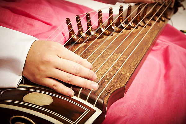 포토 JPG 스튜디오촬영 한국문화 한국전통 전통 손 아시아 전통문화 악기 음악 연주 현악기 전통소품 한국 실내 국악기 국악 한명 사람 근접촬영 신체부위 연주자 오리엔탈 우아함 전통의상 한복 과거 가야금 국내포토 1 동양문화 나라 문화 뷰포인트 컨셉 문화예술 내부 음악가 오브젝트 파일형식