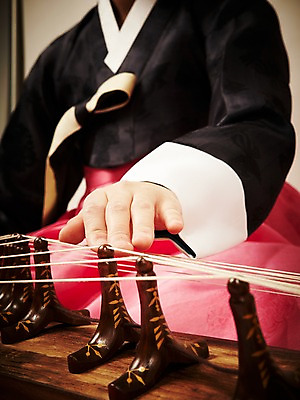 포토 JPG 스튜디오촬영 한국문화 한국전통 전통 손 아시아 전통문화 악기 음악 연주 현악기 전통소품 한국 실내 국악기 국악 한명 사람 근접촬영 신체부위 연주자 오리엔탈 우아함 전통의상 한복 과거 가야금 국내포토 1 동양문화 나라 문화 뷰포인트 컨셉 문화예술 내부 음악가 오브젝트 파일형식