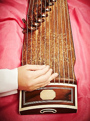 포토 JPG 스튜디오촬영 한국문화 한국전통 전통 손 아시아 전통문화 악기 음악 연주 현악기 전통소품 한국 실내 국악기 국악 한명 사람 신체부위 연주자 오리엔탈 우아함 전통의상 한복 과거 가야금 국내포토 1 동양문화 나라 문화 컨셉 문화예술 내부 음악가 오브젝트 파일형식