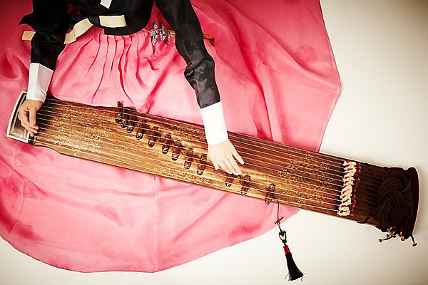 포토 JPG 스튜디오촬영 한국문화 한국전통 전통 손 아시아 전통문화 악기 음악 연주 현악기 전통소품 한국 실내 국악기 국악 한명 사람 신체부위 하이앵글 연주자 오리엔탈 우아함 전통의상 한복 노리개 과거 가야금 국내포토 1 동양문화 나라 문화 뷰포인트 컨셉 문화예술 내부 음악가 오브젝트 파일형식