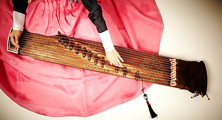 포토 JPG 스튜디오촬영 한국문화 한국전통 전통 손 아시아 전통문화 악기 음악 연주 현악기 전통소품 한국 실내 국악기 국악 한명 사람 신체부위 하이앵글 연주자 오리엔탈 우아함 전통의상 한복 노리개 과거 가야금 국내포토 1 동양문화 나라 문화 뷰포인트 컨셉 문화예술 내부 음악가 오브젝트 파일형식