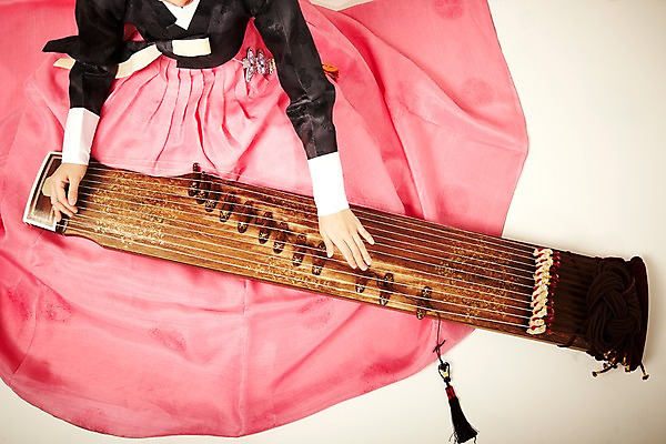 포토 JPG 스튜디오촬영 한국문화 한국전통 전통 손 아시아 전통문화 악기 음악 연주 현악기 전통소품 한국 실내 국악기 국악 한명 사람 신체부위 하이앵글 연주자 오리엔탈 우아함 전통의상 한복 노리개 과거 가야금 국내포토 1 동양문화 나라 문화 뷰포인트 컨셉 문화예술 내부 음악가 오브젝트 파일형식