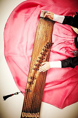 포토 JPG 스튜디오촬영 한국문화 한국전통 전통 손 아시아 전통문화 악기 음악 연주 현악기 전통소품 한국 실내 국악기 국악 한명 사람 신체부위 하이앵글 연주자 오리엔탈 우아함 전통의상 한복 과거 가야금 국내포토 1 동양문화 나라 문화 뷰포인트 컨셉 문화예술 내부 음악가 오브젝트 파일형식