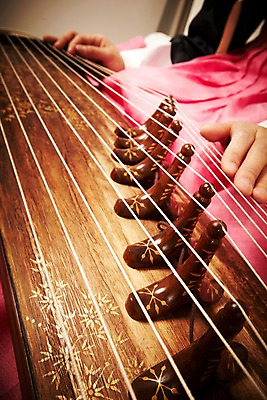 포토 JPG 스튜디오촬영 한국문화 한국전통 전통 손 아시아 전통문화 악기 음악 연주 현악기 전통소품 한국 실내 국악기 국악 한명 사람 근접촬영 신체부위 연주자 오리엔탈 우아함 전통의상 한복 과거 가야금 국내포토 1 동양문화 나라 문화 뷰포인트 컨셉 문화예술 내부 음악가 오브젝트 파일형식