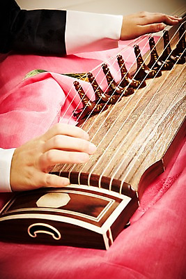 포토 JPG 스튜디오촬영 한국문화 한국전통 전통 손 아시아 전통문화 악기 음악 연주 현악기 전통소품 한국 실내 국악기 국악 한명 사람 신체부위 연주자 오리엔탈 우아함 전통의상 한복 과거 가야금 국내포토 1 동양문화 나라 문화 컨셉 문화예술 내부 음악가 오브젝트 파일형식