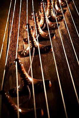 포토 JPG 스튜디오촬영 한국문화 한국전통 전통 아시아 전통문화 악기 음악 현악기 전통소품 한국 실내 국악기 국악 근접촬영 사람없음 오리엔탈 우아함 오브젝트 과거 가야금 국내포토 동양문화 나라 문화 뷰포인트 컨셉 문화예술 내부 파일형식