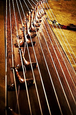 포토 JPG 스튜디오촬영 한국문화 한국전통 전통 아시아 전통문화 악기 음악 현악기 전통소품 한국 실내 국악기 국악 근접촬영 사람없음 오리엔탈 우아함 오브젝트 노리개 과거 가야금 국내포토 동양문화 나라 문화 뷰포인트 컨셉 문화예술 내부 파일형식