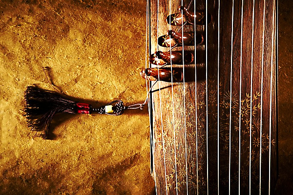 포토 JPG 스튜디오촬영 한국문화 한국전통 전통 아시아 전통문화 악기 음악 현악기 전통소품 한국 실내 국악기 국악 사람없음 하이앵글 오리엔탈 우아함 오브젝트 노리개 과거 가야금 국내포토 동양문화 나라 문화 뷰포인트 컨셉 문화예술 내부 파일형식