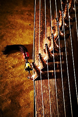 포토 JPG 스튜디오촬영 한국문화 한국전통 전통 아시아 전통문화 악기 음악 현악기 전통소품 한국 실내 국악기 국악 근접촬영 사람없음 하이앵글 오리엔탈 우아함 오브젝트 노리개 과거 가야금 국내포토 동양문화 나라 문화 뷰포인트 컨셉 문화예술 내부 파일형식