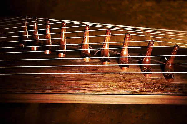 포토 JPG 스튜디오촬영 한국문화 한국전통 전통 아시아 전통문화 악기 음악 현악기 전통소품 한국 실내 국악기 국악 근접촬영 사람없음 오리엔탈 우아함 오브젝트 과거 가야금 국내포토 동양문화 나라 문화 뷰포인트 컨셉 문화예술 내부 파일형식