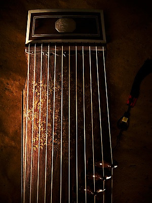 포토 JPG 스튜디오촬영 한국문화 한국전통 전통 아시아 전통문화 악기 음악 현악기 전통소품 한국 실내 국악기 국악 사람없음 하이앵글 오리엔탈 우아함 오브젝트 노리개 과거 가야금 국내포토 동양문화 나라 문화 뷰포인트 컨셉 문화예술 내부 파일형식