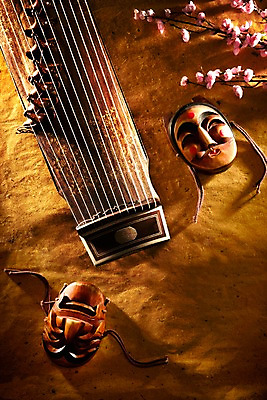 포토 JPG 스튜디오촬영 식물 한국문화 한국전통 전통 꽃 아시아 전통문화 악기 음악 현악기 전통소품 한국 실내 국악기 국악 가면 사람없음 하이앵글 오리엔탈 우아함 오브젝트 과거 탈 가야금 부네탈 양반탈 국내포토 동양문화 나라 문화 뷰포인트 컨셉 문화예술 내부 전통탈 파일형식