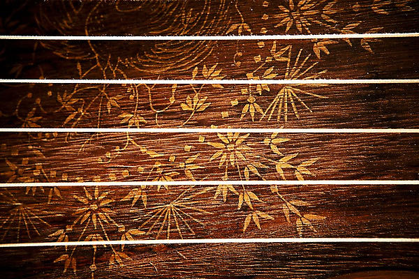 포토 JPG 스튜디오촬영 한국문화 한국전통 전통 문양 아시아 전통문화 줄 악기 음악 백그라운드 무늬 꽃무늬 현악기 전통소품 한국 실내 국악기 국악 근접촬영 사람없음 하이앵글 오리엔탈 우아함 오브젝트 과거 가야금 국내포토 동양문화 꽃 나라 문화 뷰포인트 컨셉 문화예술 내부 파일형식