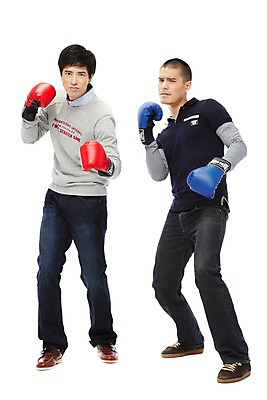 포토 JPG 스튜디오촬영 전신 외국인 해외기획촬영 2011년태국 남자 스포츠 맨라이프 포즈 모션 실내 서기 누끼 사람 동양인 20대 성인 두명 앞모습 친구 운동 경쟁 권투 글러브 글로브 권투글러브 싸움 열정 스파링 남자만 성인남자만 청년만 청년남자만 성인만 국내포토 라이프스타일 감정 스포츠용품 뷰포인트 장갑 컨셉 관계 건강 인종 청년 내부 격투기 파일형식
