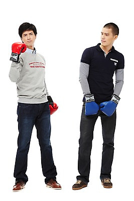 포토 JPG 스튜디오촬영 전신 외국인 해외기획촬영 2011년태국 남자 스포츠 맨라이프 포즈 모션 실내 서기 누끼 사람 동양인 20대 성인 두명 앞모습 친구 운동 경쟁 권투 글러브 글로브 우승 권투글러브 좌절 싸움 열정 패배 남자만 성인남자만 청년만 청년남자만 성인만 국내포토 라이프스타일 감정 스포츠용품 뷰포인트 장갑 컨셉 관계 건강 인종 청년 내부 격투기 최고 파일형식