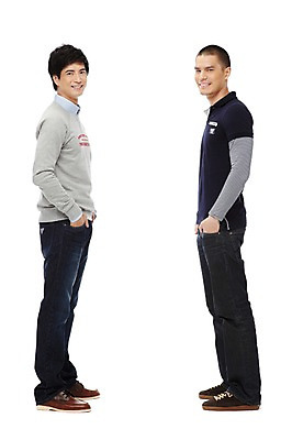 포토 JPG 스튜디오촬영 전신 외국인 해외기획촬영 2011년태국 남자 맨라이프 실내 서기 미소 웃음 누끼 사람 동양인 20대 성인 두명 옆모습 친구 마주보기 경쟁 열정 남자만 성인남자만 청년만 청년남자만 성인만 국내포토 라이프스타일 감정 뷰포인트 컨셉 관계 모션 표정 인종 청년 내부 파일형식