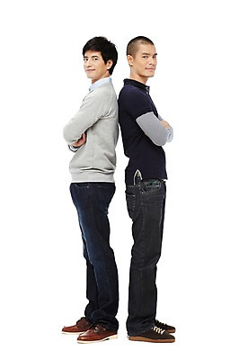 포토 JPG 스튜디오촬영 전신 외국인 해외기획촬영 2011년태국 남자 맨라이프 실내 서기 미소 웃음 누끼 사람 동양인 20대 성인 두명 옆모습 친구 팔짱 경쟁 등맞대기 열정 남자만 성인남자만 청년만 청년남자만 성인만 국내포토 라이프스타일 감정 뷰포인트 컨셉 관계 모션 표정 인종 청년 내부 파일형식