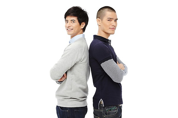 포토 JPG 스튜디오촬영 외국인 해외기획촬영 2011년태국 남자 맨라이프 실내 서기 미소 웃음 누끼 사람 동양인 상반신 20대 성인 두명 옆모습 친구 팔짱 경쟁 등맞대기 열정 남자만 성인남자만 청년만 청년남자만 성인만 국내포토 라이프스타일 감정 뷰포인트 컨셉 관계 모션 표정 인종 청년 내부 파일형식