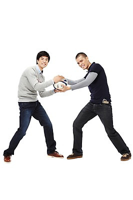 포토 JPG 스튜디오촬영 전신 외국인 해외기획촬영 2011년태국 남자 스포츠 맨라이프 축구공 공 실내 서기 들기 누끼 사람 동양인 20대 성인 두명 옆모습 친구 운동 마주보기 미식축구 축구 경쟁 찡그림 열정 남자만 성인남자만 청년만 청년남자만 성인만 국내포토 라이프스타일 감정 뷰포인트 컨셉 축구용품 관계 모션 표정 건강 인종 청년 내부 구기 파일형식