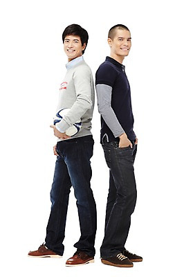 포토 JPG 스튜디오촬영 전신 외국인 해외기획촬영 2011년태국 남자 스포츠 맨라이프 축구공 공 실내 서기 미소 웃음 들기 누끼 사람 동양인 20대 성인 두명 옆모습 친구 운동 미식축구 축구 경쟁 등맞대기 열정 남자만 성인남자만 청년만 청년남자만 성인만 국내포토 라이프스타일 감정 뷰포인트 컨셉 축구용품 관계 모션 표정 건강 인종 청년 내부 구기 파일형식