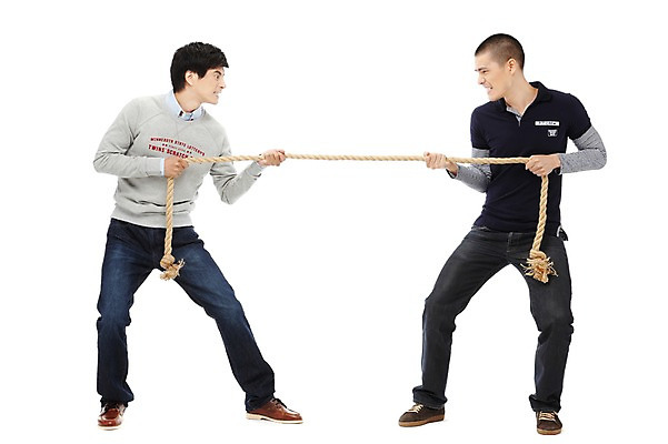 포토 JPG 스튜디오촬영 전신 외국인 해외기획촬영 2011년태국 남자 밧줄 줄 맨라이프 실내 서기 누끼 사람 동양인 20대 성인 두명 옆모습 친구 마주보기 경쟁 잡기 찡그림 당기기 열정 줄다리기 남자만 성인남자만 청년만 청년남자만 성인만 국내포토 라이프스타일 감정 뷰포인트 컨셉 관계 모션 놀이 표정 인종 청년 내부 파일형식