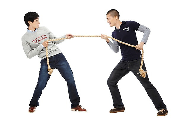 포토 JPG 스튜디오촬영 전신 외국인 해외기획촬영 2011년태국 남자 밧줄 줄 맨라이프 실내 서기 누끼 사람 동양인 20대 성인 두명 옆모습 친구 마주보기 경쟁 잡기 찡그림 당기기 열정 줄다리기 남자만 성인남자만 청년만 청년남자만 성인만 국내포토 라이프스타일 감정 뷰포인트 컨셉 관계 모션 놀이 표정 인종 청년 내부 파일형식