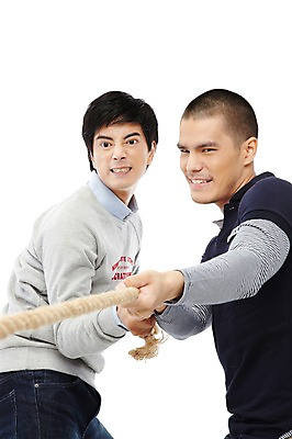 포토 JPG 스튜디오촬영 외국인 해외기획촬영 2011년태국 남자 밧줄 줄 맨라이프 협력 실내 서기 누끼 사람 동양인 20대 성인 두명 친구 경쟁 우정 잡기 찡그림 당기기 열정 줄다리기 남자만 성인남자만 청년만 청년남자만 성인만 국내포토 라이프스타일 감정 컨셉 관계 모션 놀이 표정 인종 청년 내부 파일형식