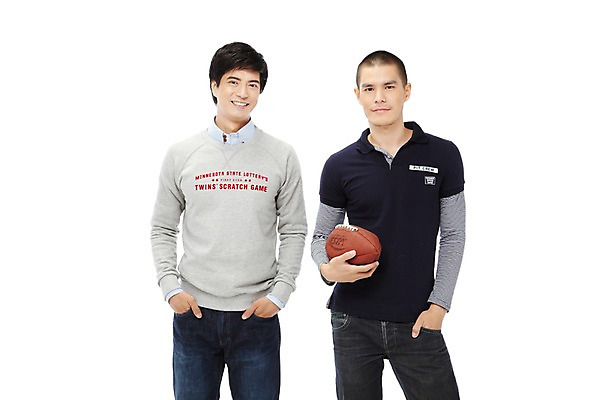 포토 JPG 스튜디오촬영 외국인 해외기획촬영 2011년태국 남자 스포츠 맨라이프 공 실내 서기 미소 웃음 들기 누끼 사람 동양인 20대 성인 두명 앞모습 친구 운동 럭비 미식축구 경쟁 럭비공 열정 남자만 성인남자만 청년만 청년남자만 성인만 국내포토 라이프스타일 감정 뷰포인트 컨셉 관계 모션 표정 건강 인종 청년 내부 구기 럭비용품 파일형식