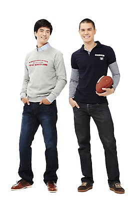 포토 JPG 스튜디오촬영 전신 외국인 해외기획촬영 2011년태국 남자 스포츠 맨라이프 공 실내 서기 미소 웃음 들기 누끼 사람 동양인 20대 성인 두명 앞모습 친구 운동 럭비 미식축구 경쟁 럭비공 열정 남자만 성인남자만 청년만 청년남자만 성인만 국내포토 라이프스타일 감정 뷰포인트 컨셉 관계 모션 표정 건강 인종 청년 내부 구기 럭비용품 파일형식