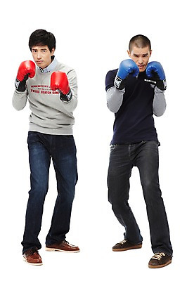 포토 JPG 스튜디오촬영 전신 외국인 해외기획촬영 2011년태국 남자 스포츠 맨라이프 포즈 모션 실내 서기 누끼 사람 동양인 20대 성인 두명 앞모습 친구 운동 경쟁 권투 글러브 글로브 권투글러브 싸움 열정 스파링 남자만 성인남자만 청년만 청년남자만 성인만 국내포토 라이프스타일 감정 스포츠용품 뷰포인트 장갑 컨셉 관계 건강 인종 청년 내부 격투기 파일형식