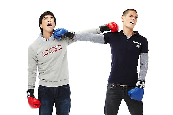 포토 JPG 스튜디오촬영 외국인 해외기획촬영 2011년태국 남자 스포츠 맨라이프 포즈 모션 실내 서기 누끼 사람 동양인 20대 성인 두명 앞모습 친구 운동 경쟁 권투 글러브 글로브 권투글러브 펀치 찡그림 싸움 열정 스파링 남자만 성인남자만 청년만 청년남자만 성인만 국내포토 라이프스타일 감정 스포츠용품 뷰포인트 장갑 컨셉 관계 표정 건강 인종 청년 내부 격투기 파일형식