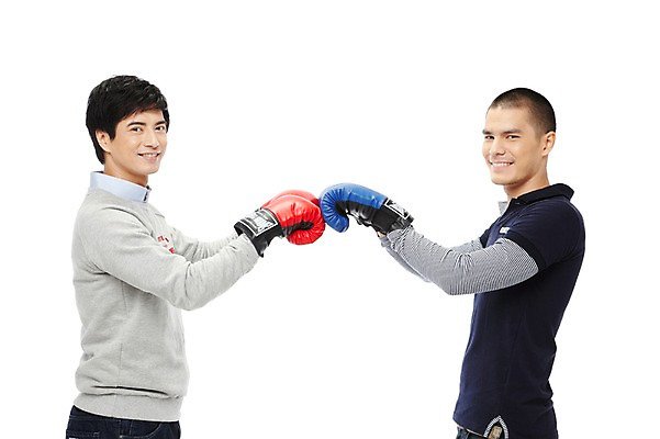 포토 JPG 스튜디오촬영 외국인 해외기획촬영 2011년태국 남자 스포츠 맨라이프 포즈 모션 실내 미소 웃음 누끼 사람 동양인 상반신 20대 성인 두명 옆모습 친구 운동 마주보기 경쟁 권투 글러브 글로브 권투글러브 싸움 열정 스파링 남자만 성인남자만 청년만 청년남자만 성인만 국내포토 라이프스타일 감정 스포츠용품 뷰포인트 장갑 컨셉 관계 표정 건강 인종 청년 내부 격투기 파일형식